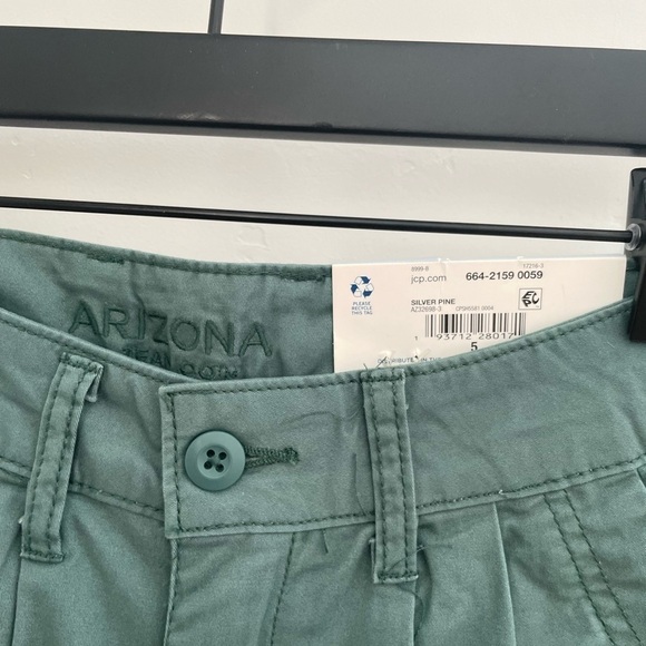 NWT Arizona Jeans Co. High Rise Silver Green Khaki Shorts junior 5 pleated - Picture 4 of 8